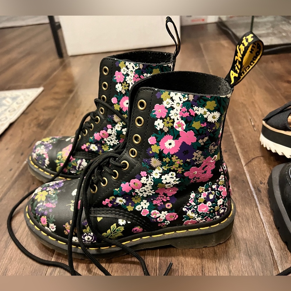 Dr Marten’s 1460 Pascal Floral Size 6